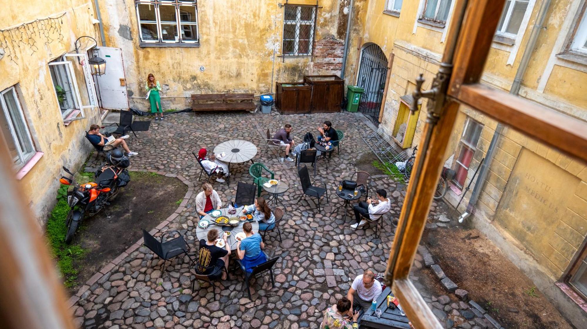 The Monks Bunk Hostel & Bar Tallinn Bagian luar foto